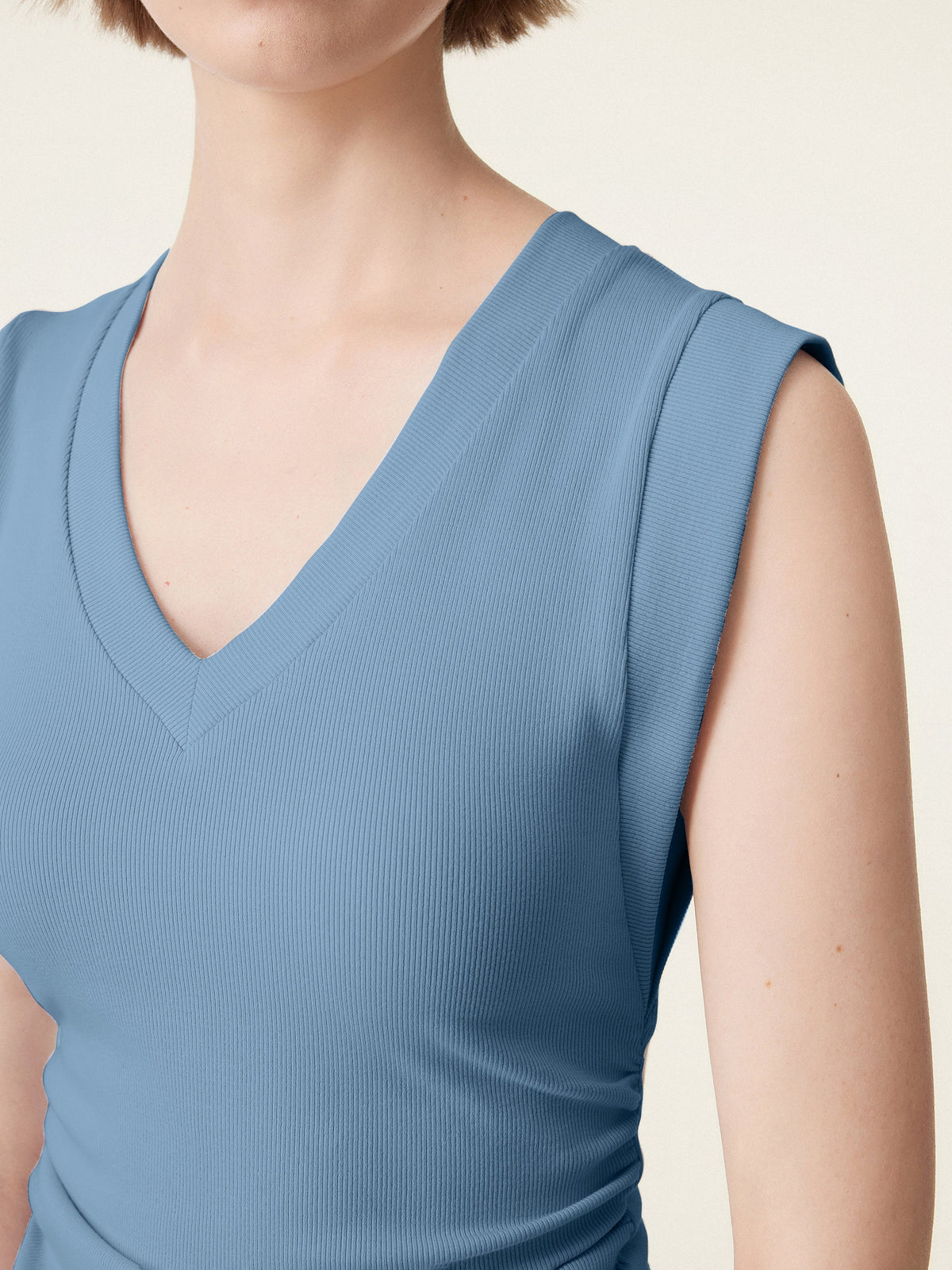 Stretch Cotton V-neck Side Ruched Muscle Built-In Bra Top — original photo 5